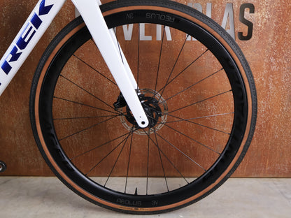 Gravel/Cyclocross von Trek, TREK CHECKMATE SLR 7 AXS – PROJECT ONE CRYSTAL WHITE / CRYSTAL BLUE / S vor USEDBIKES - OB.DE Hintergrund