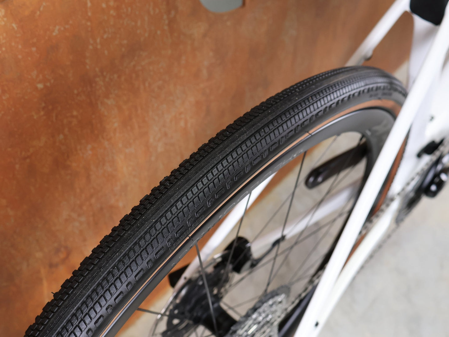 Gravel/Cyclocross von Trek, TREK CHECKMATE SLR 7 AXS – PROJECT ONE CRYSTAL WHITE / CRYSTAL BLUE / S vor USEDBIKES - OB.DE Hintergrund