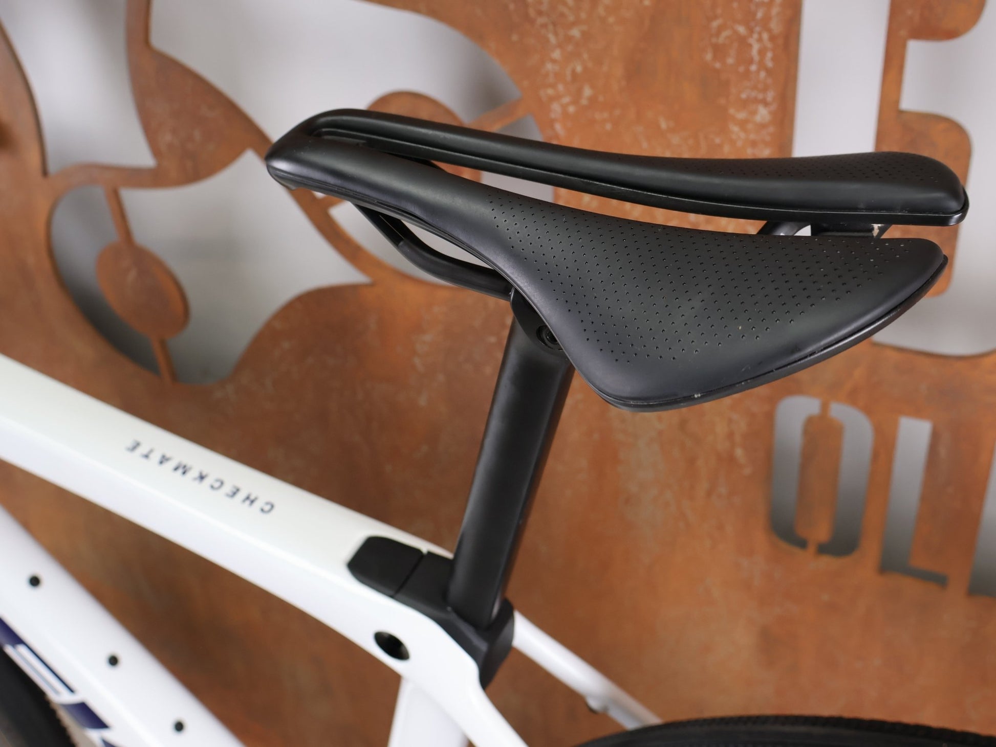 Gravel/Cyclocross von Trek, TREK CHECKMATE SLR 7 AXS – PROJECT ONE CRYSTAL WHITE / CRYSTAL BLUE / S vor USEDBIKES - OB.DE Hintergrund