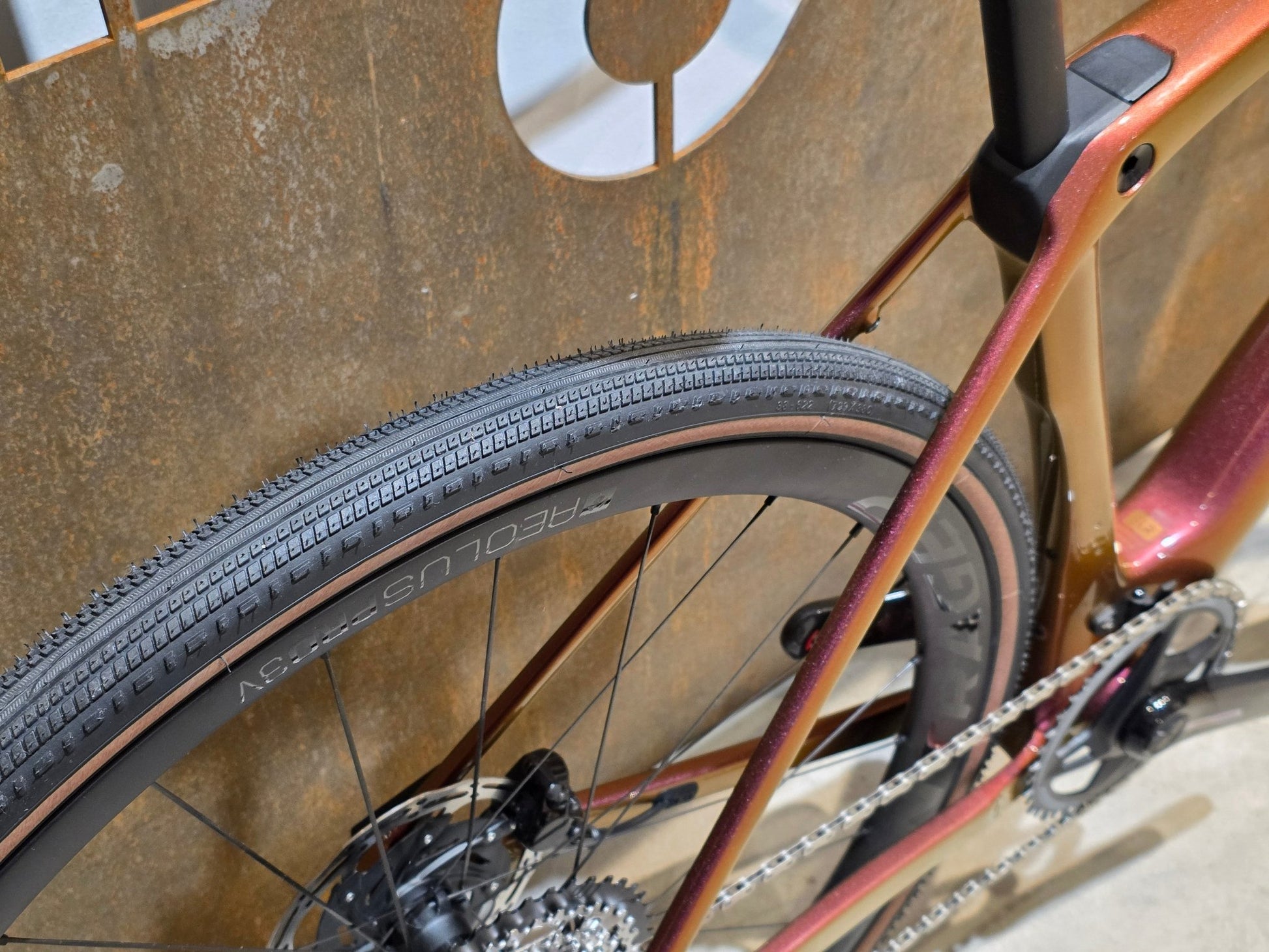 Gravel/Cyclocross von Trek, TREK CHECKMATE SLR 7 AXS / PROJECT ONE / S vor USEDBIKES - OB.DE Hintergrund