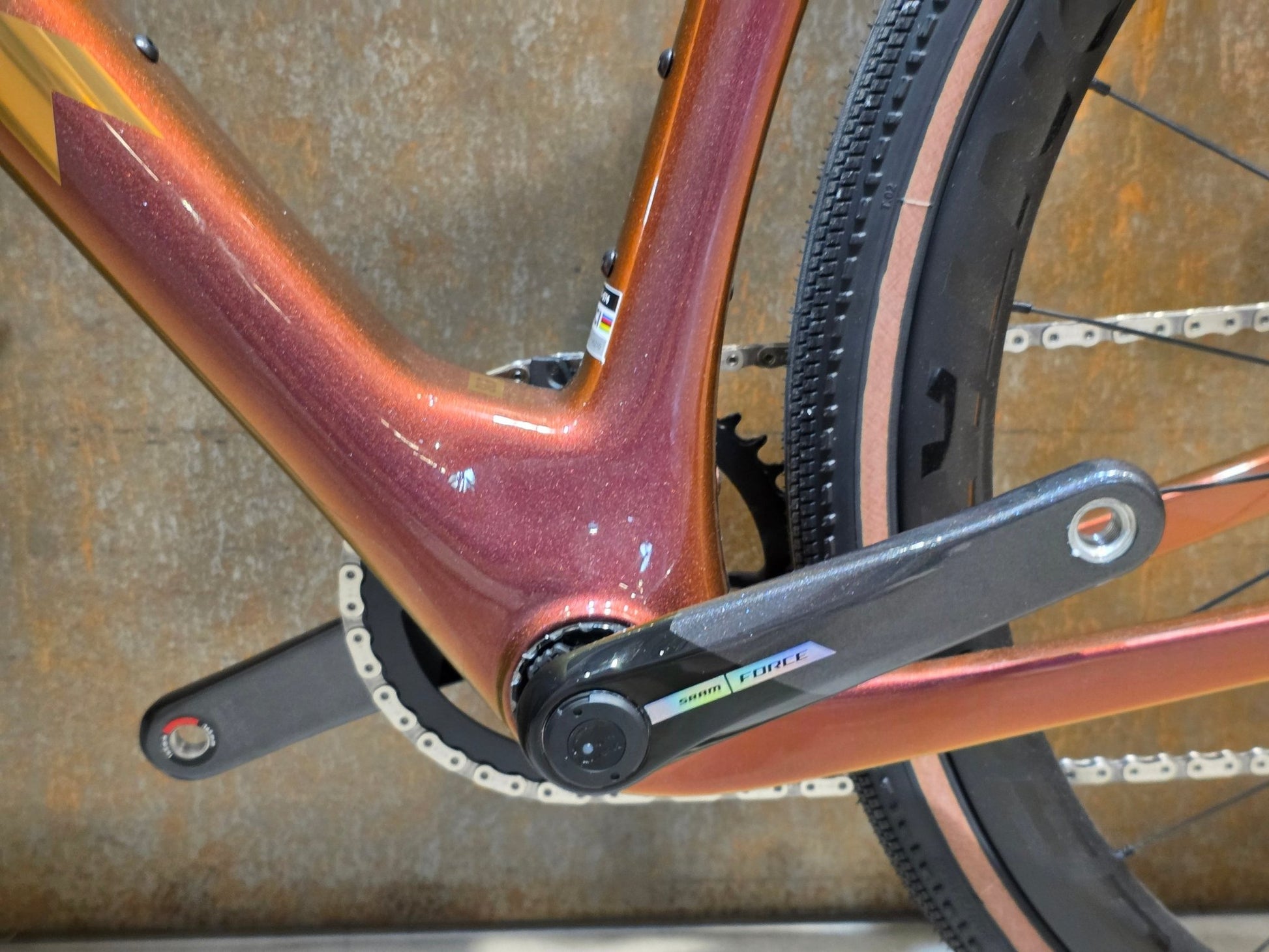 Gravel/Cyclocross von Trek, TREK CHECKMATE SLR 7 AXS / PROJECT ONE / S vor USEDBIKES - OB.DE Hintergrund