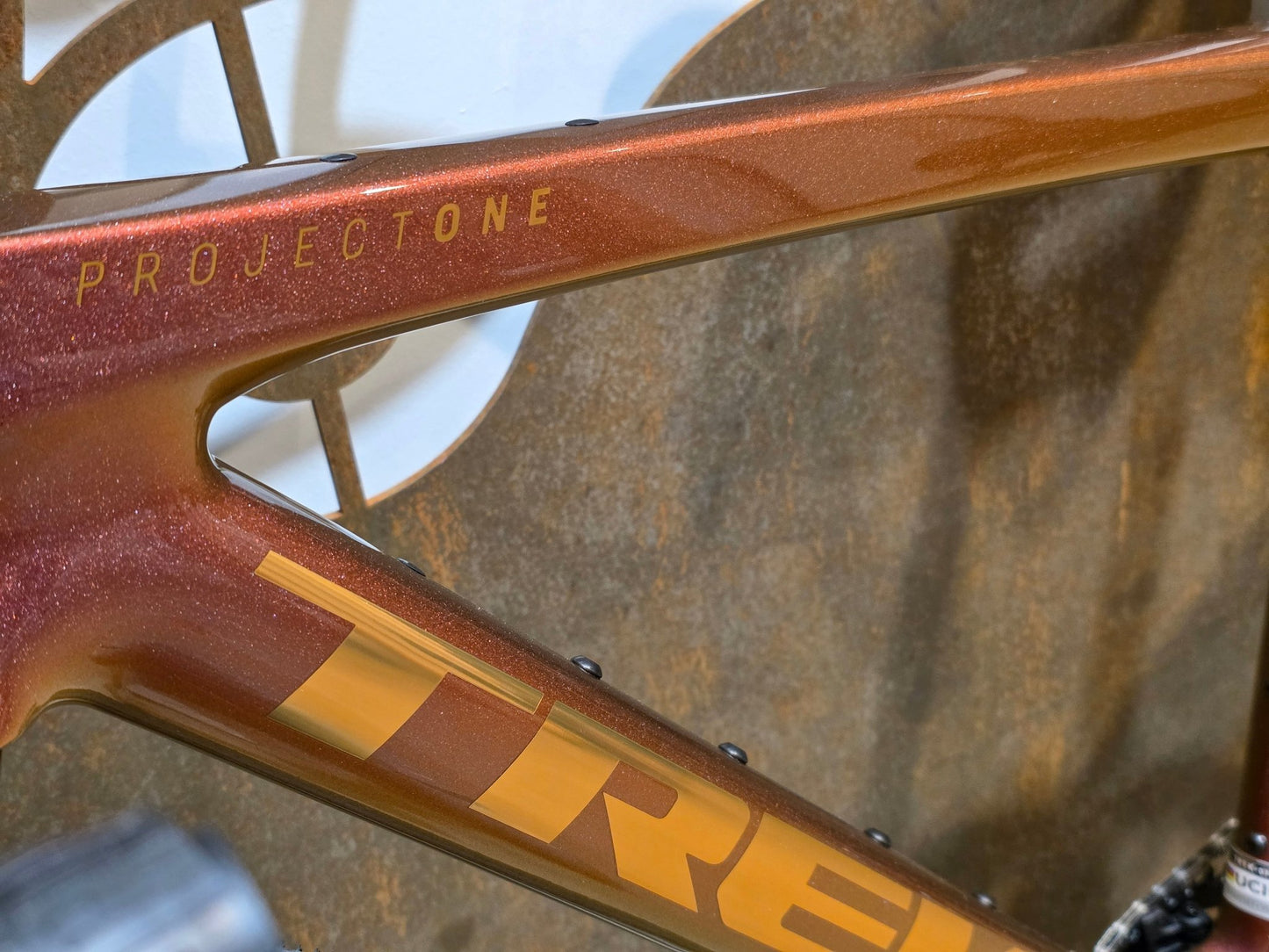 Gravel/Cyclocross von Trek, TREK CHECKMATE SLR 7 AXS / PROJECT ONE / S vor USEDBIKES - OB.DE Hintergrund