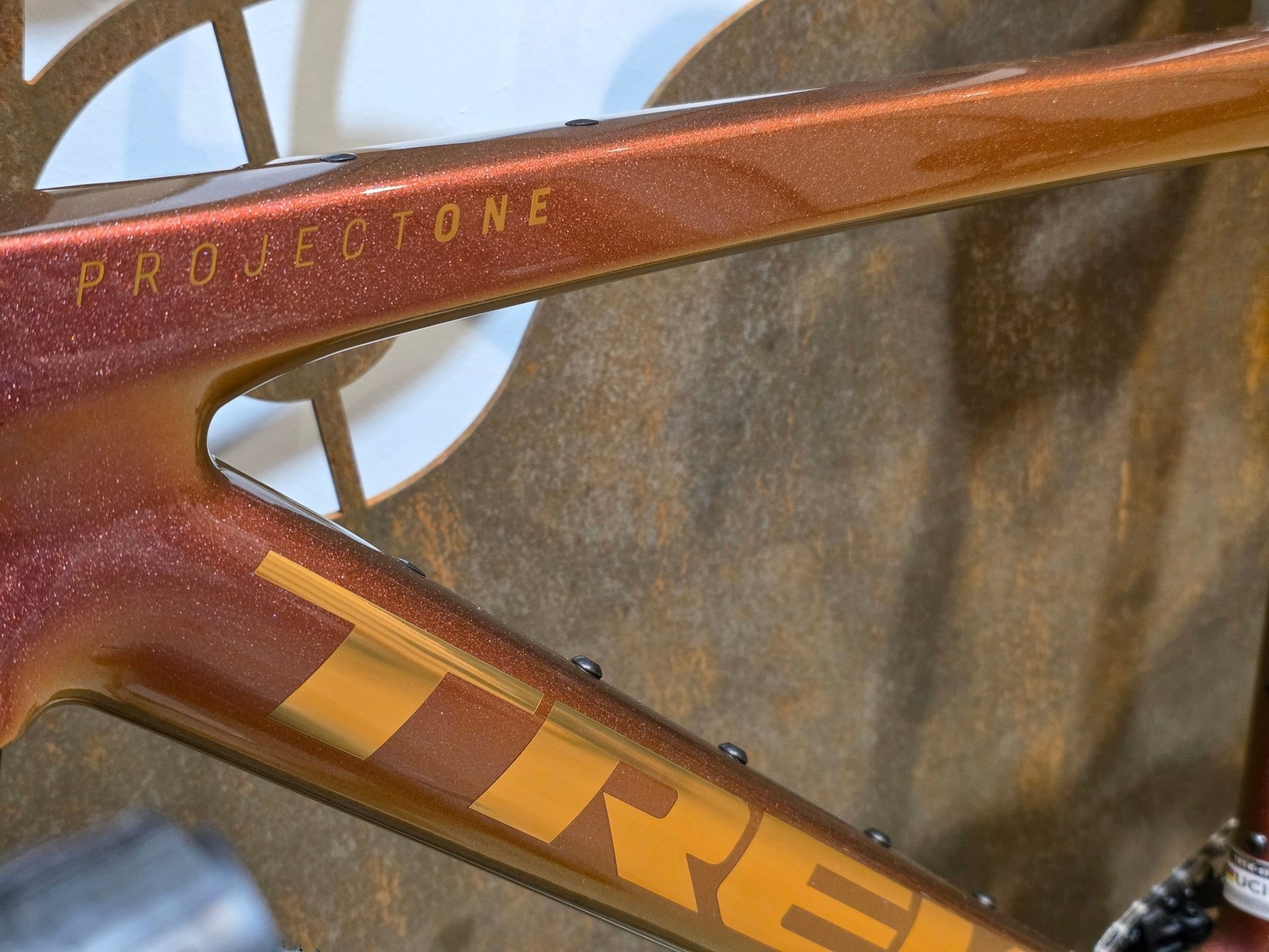 Gravel/Cyclocross von Trek, TREK CHECKMATE SLR 7 AXS / PROJECT ONE / S vor USEDBIKES - OB.DE Hintergrund