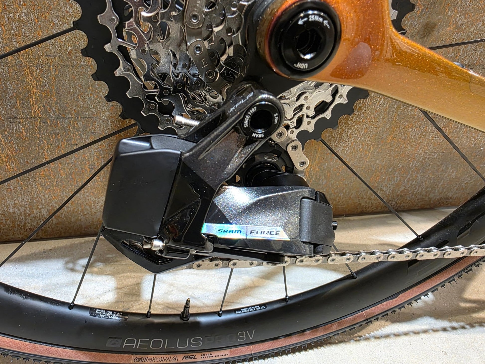 Gravel/Cyclocross von Trek, TREK CHECKMATE SLR 7 AXS / PROJECT ONE / S vor USEDBIKES - OB.DE Hintergrund