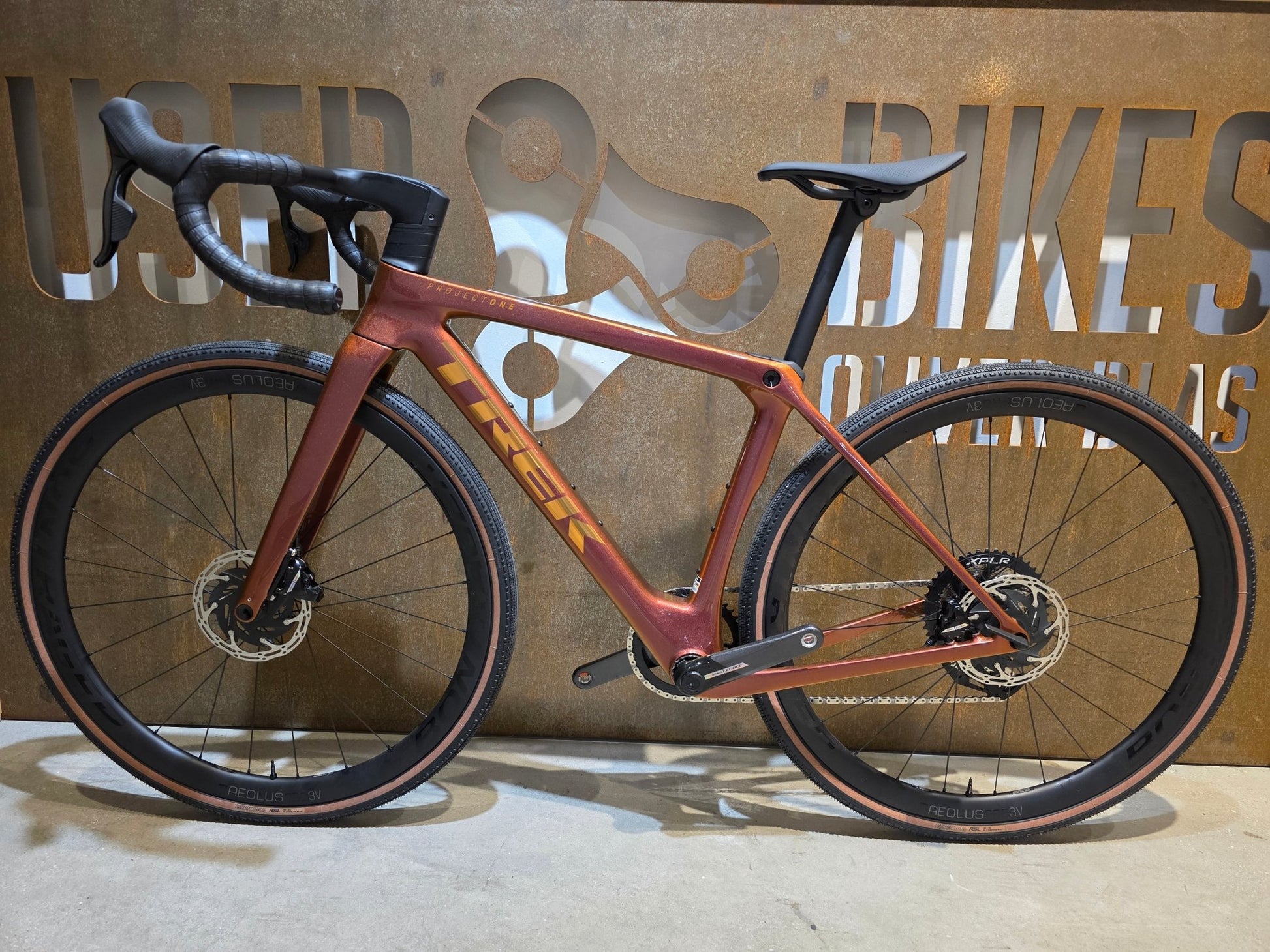 Gravel/Cyclocross von Trek, TREK CHECKMATE SLR 7 AXS / PROJECT ONE / S vor USEDBIKES - OB.DE Hintergrund