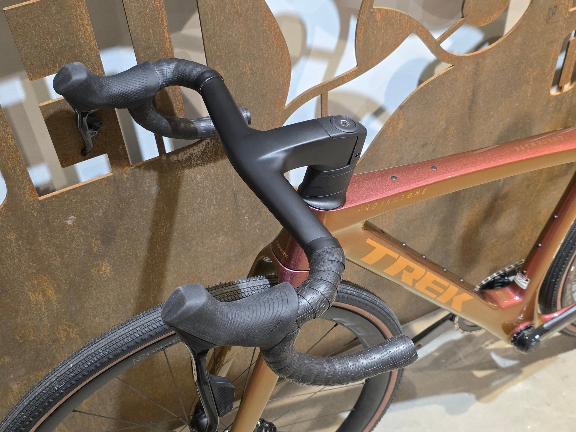 Gravel/Cyclocross von Trek, TREK CHECKMATE SLR 7 AXS / PROJECT ONE / S vor USEDBIKES - OB.DE Hintergrund