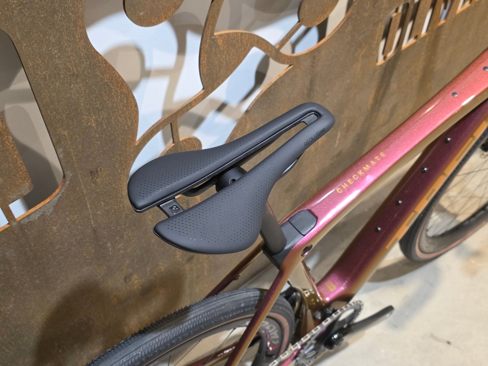 Gravel/Cyclocross von Trek, TREK CHECKMATE SLR 7 AXS / PROJECT ONE / S vor USEDBIKES - OB.DE Hintergrund