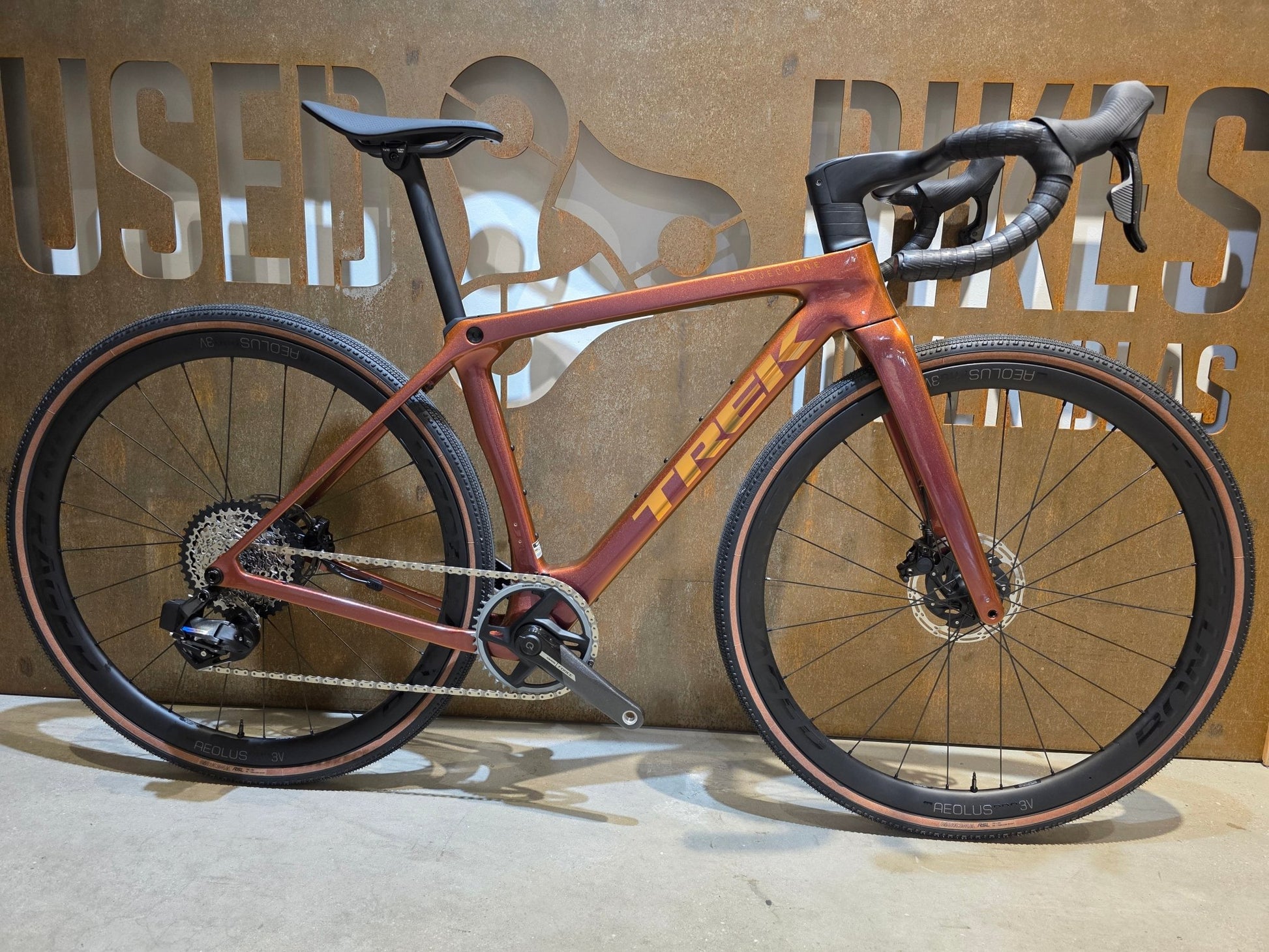 Gravel/Cyclocross von Trek, TREK CHECKMATE SLR 7 AXS / PROJECT ONE / S vor USEDBIKES - OB.DE Hintergrund