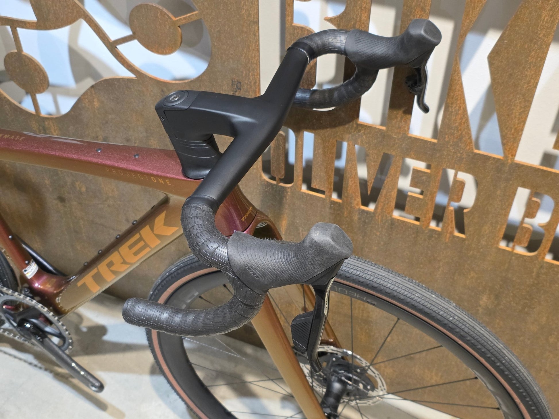Gravel/Cyclocross von Trek, TREK CHECKMATE SLR 7 AXS / PROJECT ONE / S vor USEDBIKES - OB.DE Hintergrund
