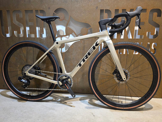 Gravel/Cyclocross von Trek, TREK CHECKMATE SLR 7 AXS / PROJECT ONE / S vor USEDBIKES - OB.DE Hintergrund
