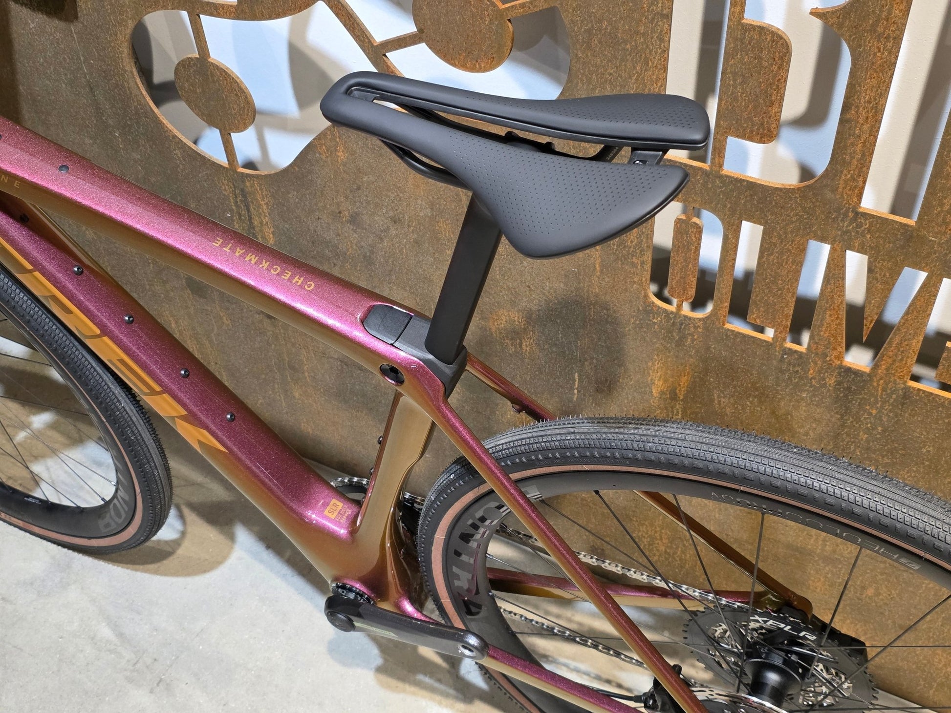 Gravel/Cyclocross von Trek, TREK CHECKMATE SLR 7 AXS / PROJECT ONE / S vor USEDBIKES - OB.DE Hintergrund