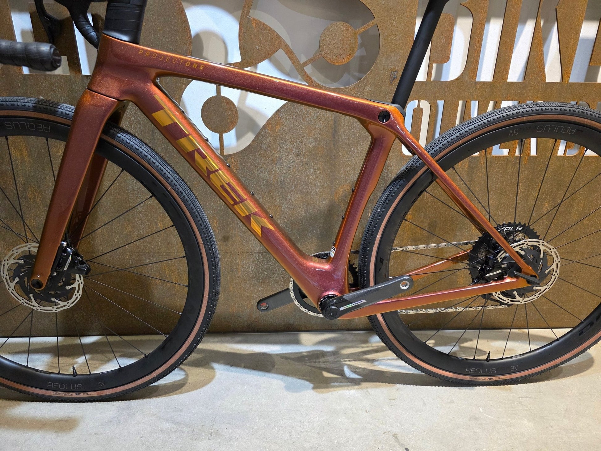 Gravel/Cyclocross von Trek, TREK CHECKMATE SLR 7 AXS / PROJECT ONE / S vor USEDBIKES - OB.DE Hintergrund