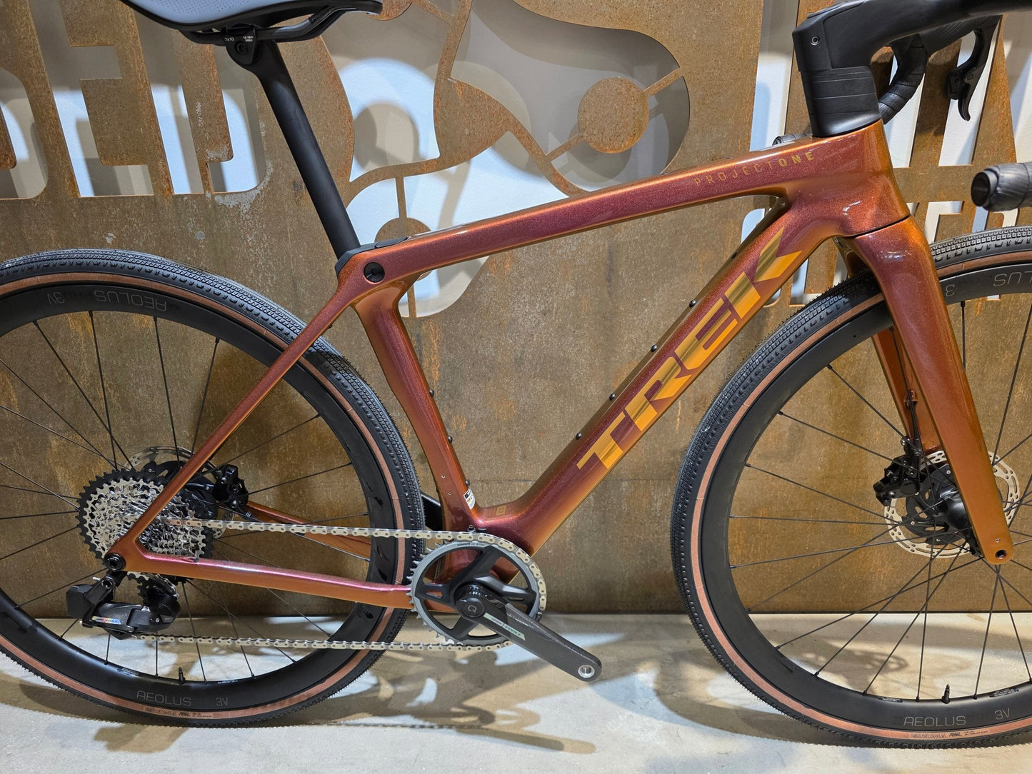 Gravel/Cyclocross von Trek, TREK CHECKMATE SLR 7 AXS / PROJECT ONE / S vor USEDBIKES - OB.DE Hintergrund
