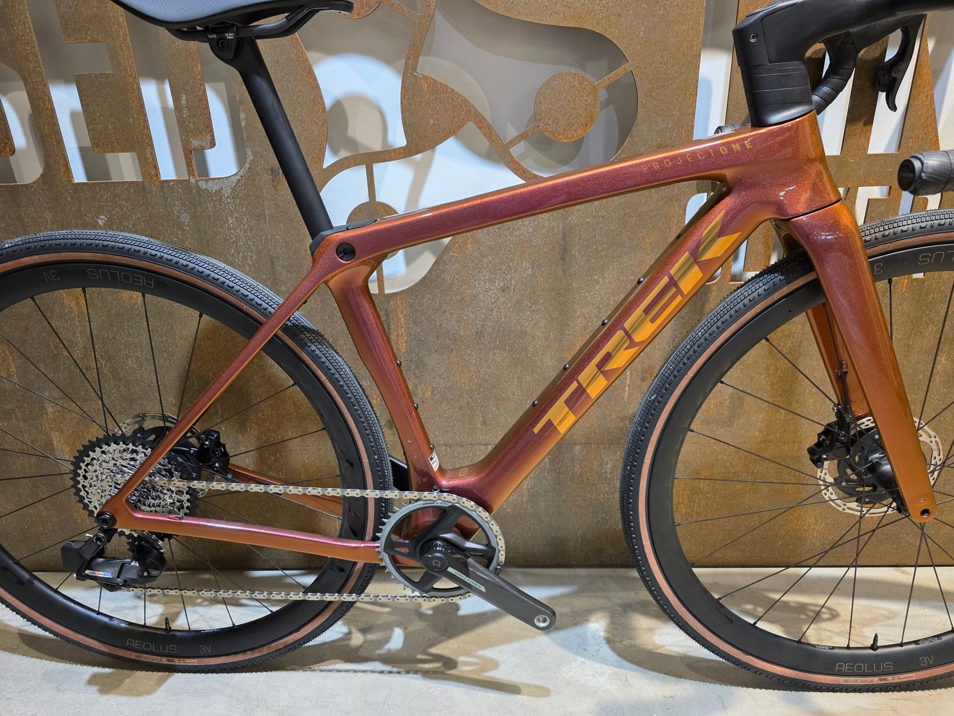 Gravel/Cyclocross von Trek, TREK CHECKMATE SLR 7 AXS / PROJECT ONE / S vor USEDBIKES - OB.DE Hintergrund