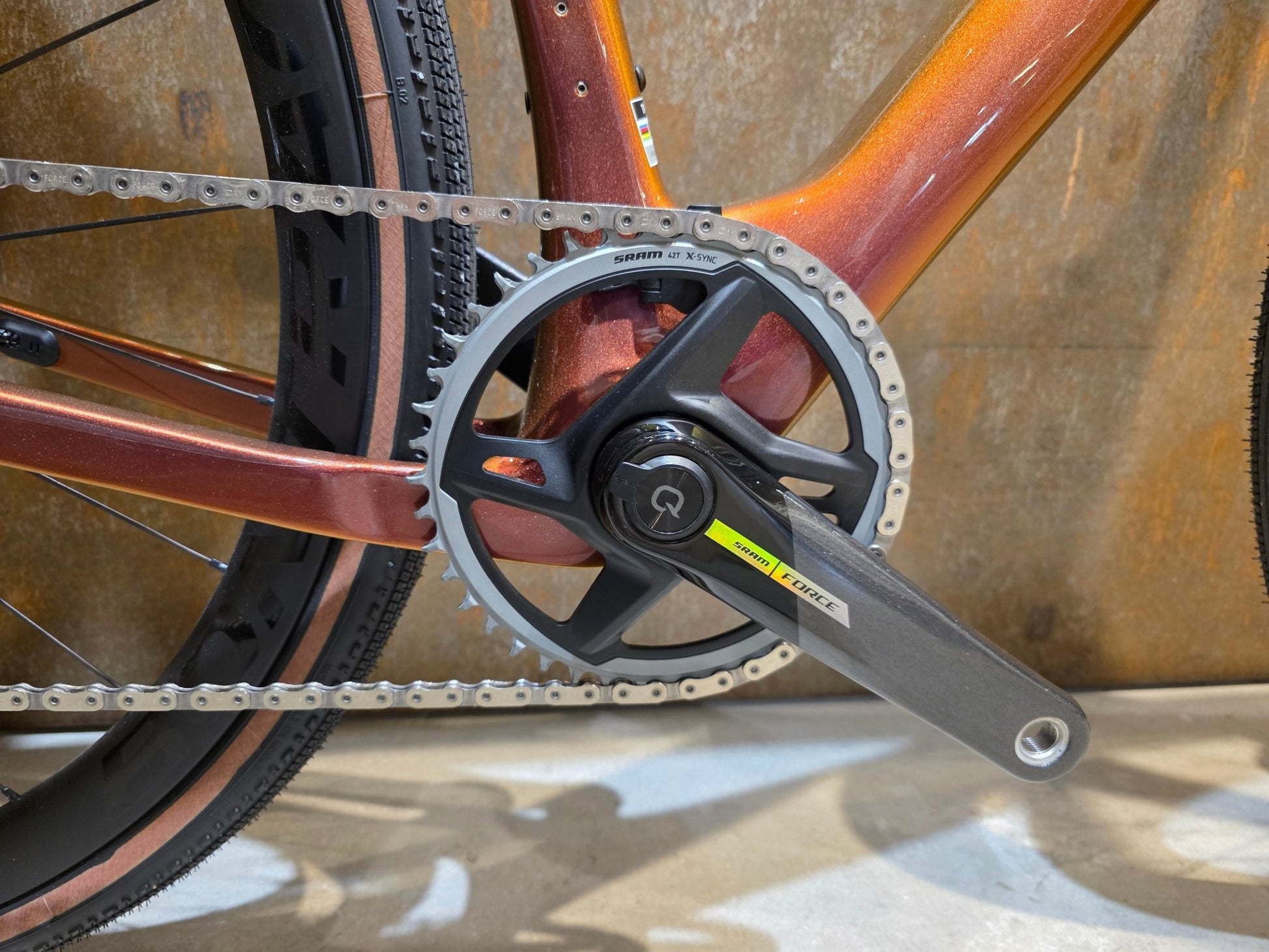 Gravel/Cyclocross von Trek, TREK CHECKMATE SLR 7 AXS / PROJECT ONE / S vor USEDBIKES - OB.DE Hintergrund