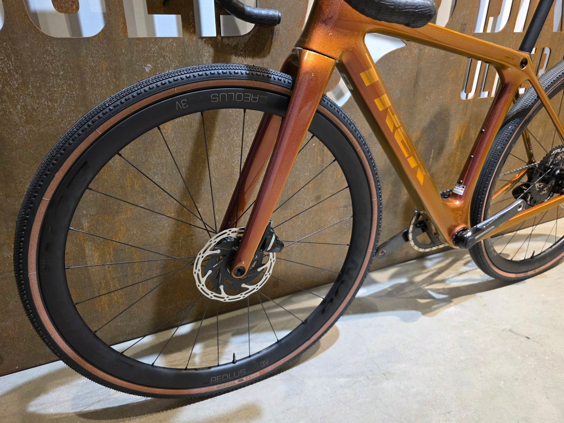 Gravel/Cyclocross von Trek, TREK CHECKMATE SLR 7 AXS / PROJECT ONE / S vor USEDBIKES - OB.DE Hintergrund
