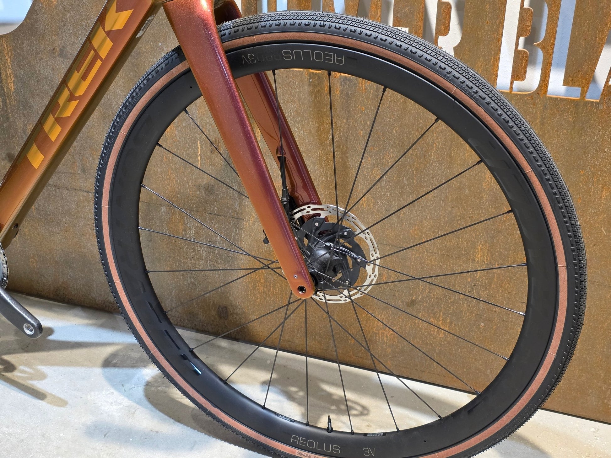 Gravel/Cyclocross von Trek, TREK CHECKMATE SLR 7 AXS / PROJECT ONE / S vor USEDBIKES - OB.DE Hintergrund