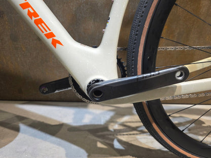 Gravel/Cyclocross von Trek, TREK CHECKMATE SLR 8 AXS / ERA WHITE BUFF BEIGE / M vor USEDBIKES - OB.DE Hintergrund