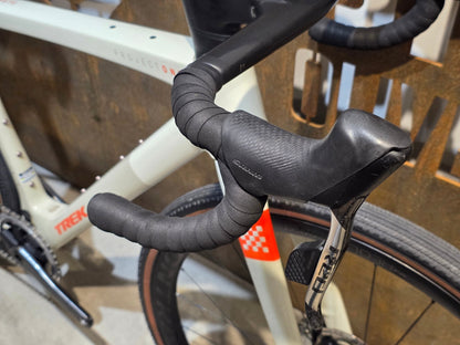 Gravel/Cyclocross von Trek, TREK CHECKMATE SLR 8 AXS / ERA WHITE BUFF BEIGE / M vor USEDBIKES - OB.DE Hintergrund
