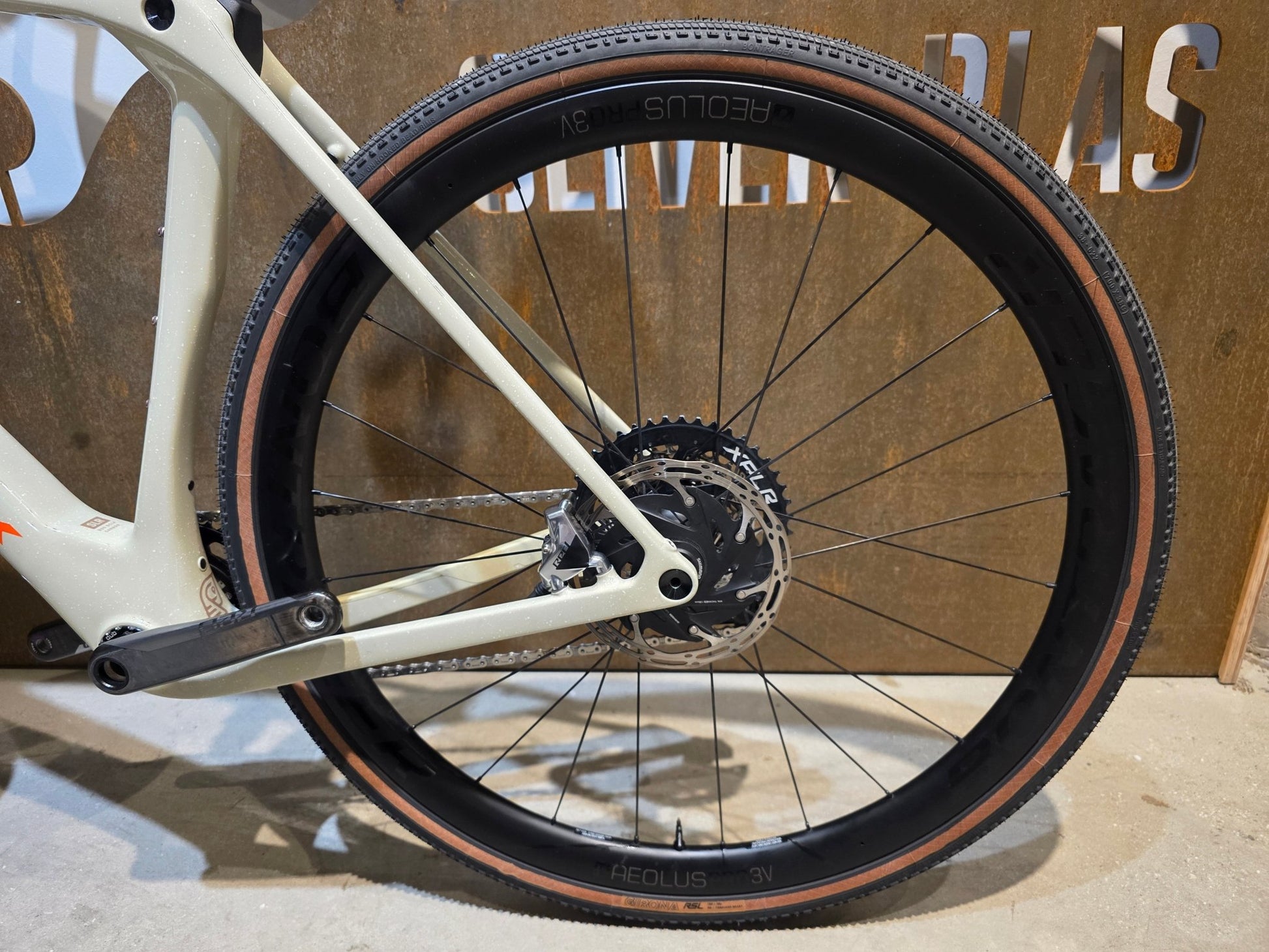 Gravel/Cyclocross von Trek, TREK CHECKMATE SLR 8 AXS / ERA WHITE BUFF BEIGE / M vor USEDBIKES - OB.DE Hintergrund