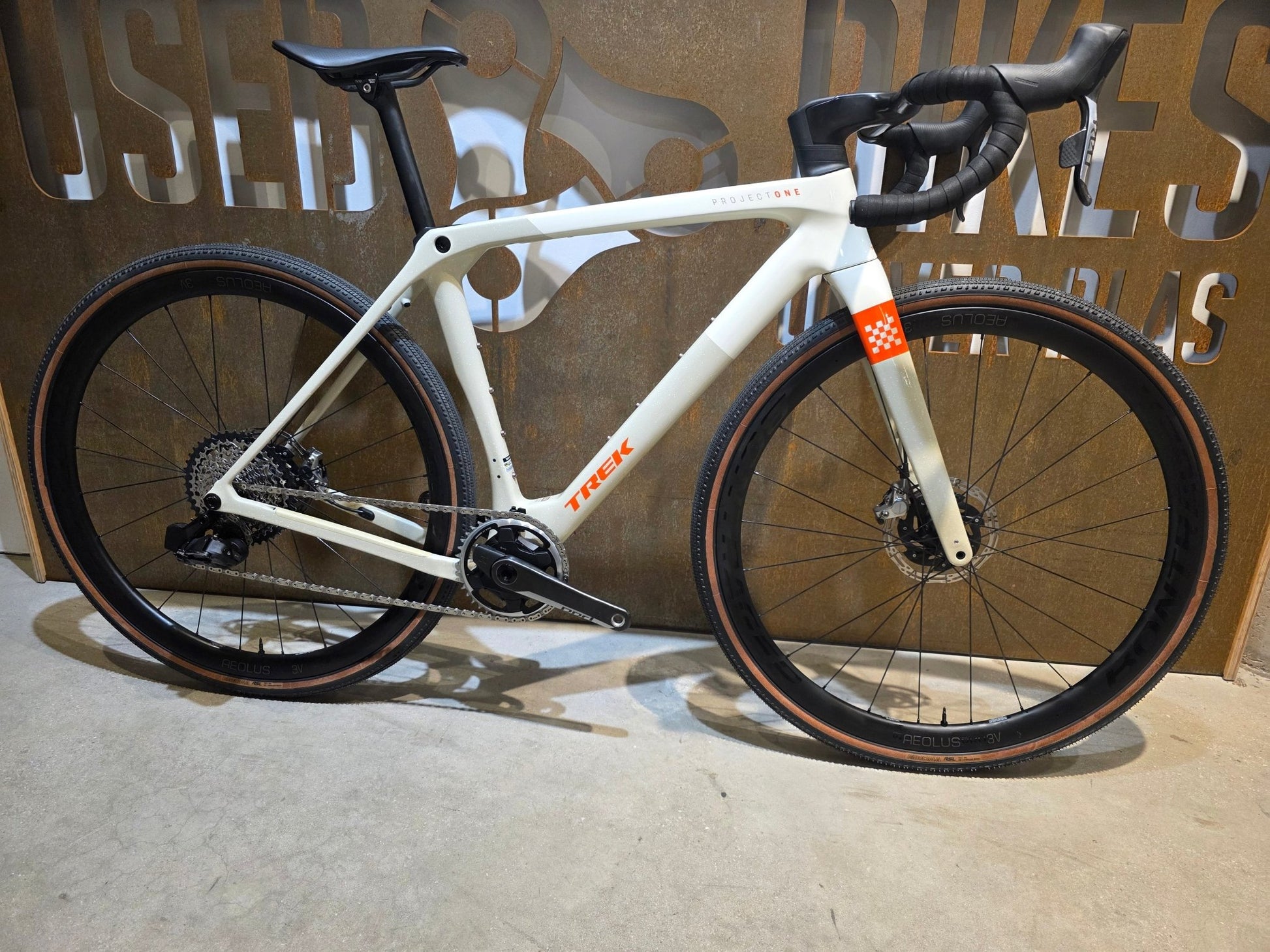 Gravel/Cyclocross von Trek, TREK CHECKMATE SLR 8 AXS / ERA WHITE BUFF BEIGE / M vor USEDBIKES - OB.DE Hintergrund
