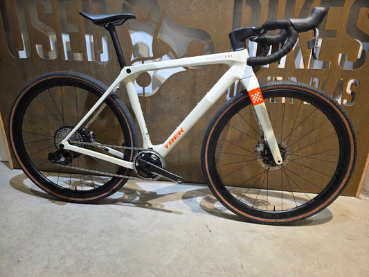Gravel/Cyclocross von Trek, TREK CHECKMATE SLR 8 AXS / ERA WHITE BUFF BEIGE / M vor USEDBIKES - OB.DE Hintergrund