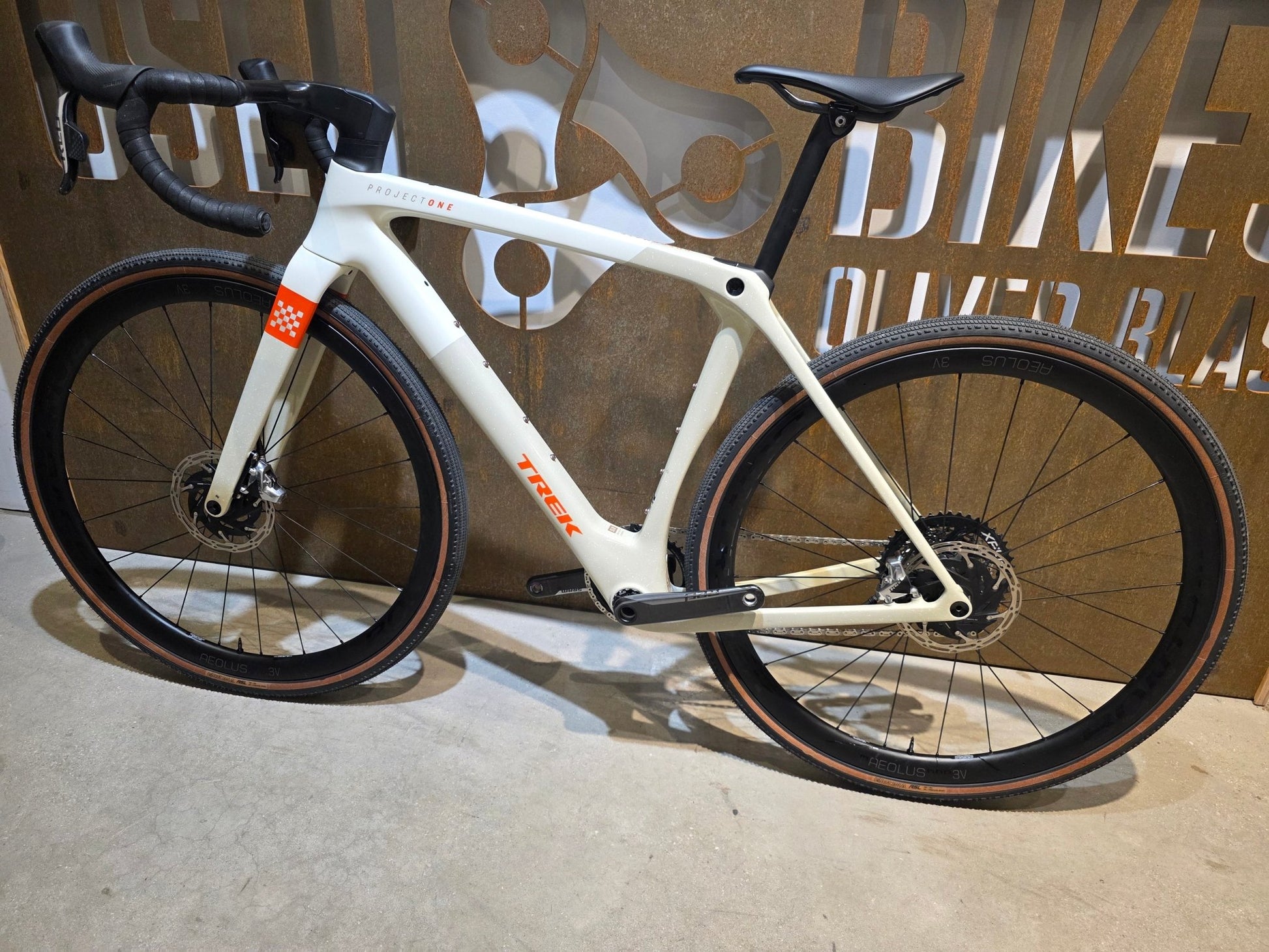Gravel/Cyclocross von Trek, TREK CHECKMATE SLR 8 AXS / ERA WHITE BUFF BEIGE / M vor USEDBIKES - OB.DE Hintergrund
