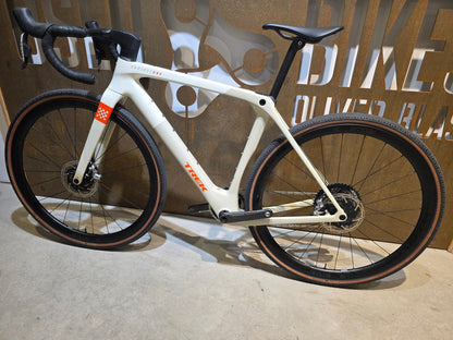 Gravel/Cyclocross von Trek, TREK CHECKMATE SLR 8 AXS / ERA WHITE BUFF BEIGE / M vor USEDBIKES - OB.DE Hintergrund