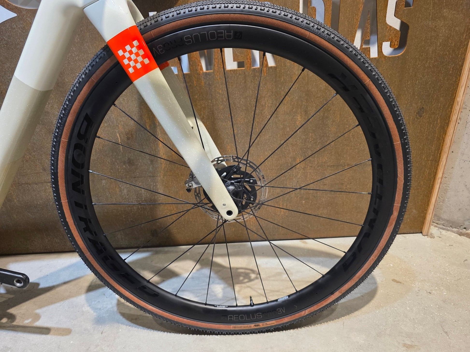 Gravel/Cyclocross von Trek, TREK CHECKMATE SLR 8 AXS / ERA WHITE BUFF BEIGE / M vor USEDBIKES - OB.DE Hintergrund