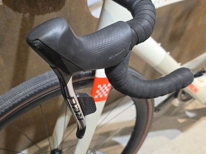 Gravel/Cyclocross von Trek, TREK CHECKMATE SLR 8 AXS / ERA WHITE BUFF BEIGE / M vor USEDBIKES - OB.DE Hintergrund