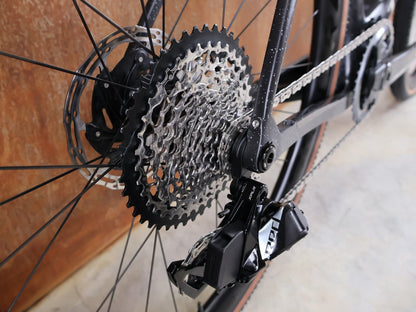 Gravel/Cyclocross von Trek, TREK CHECKMATE SLR 8 AXS / MATTE DEEP SMOKE / M/L vor USEDBIKES - OB.DE Hintergrund