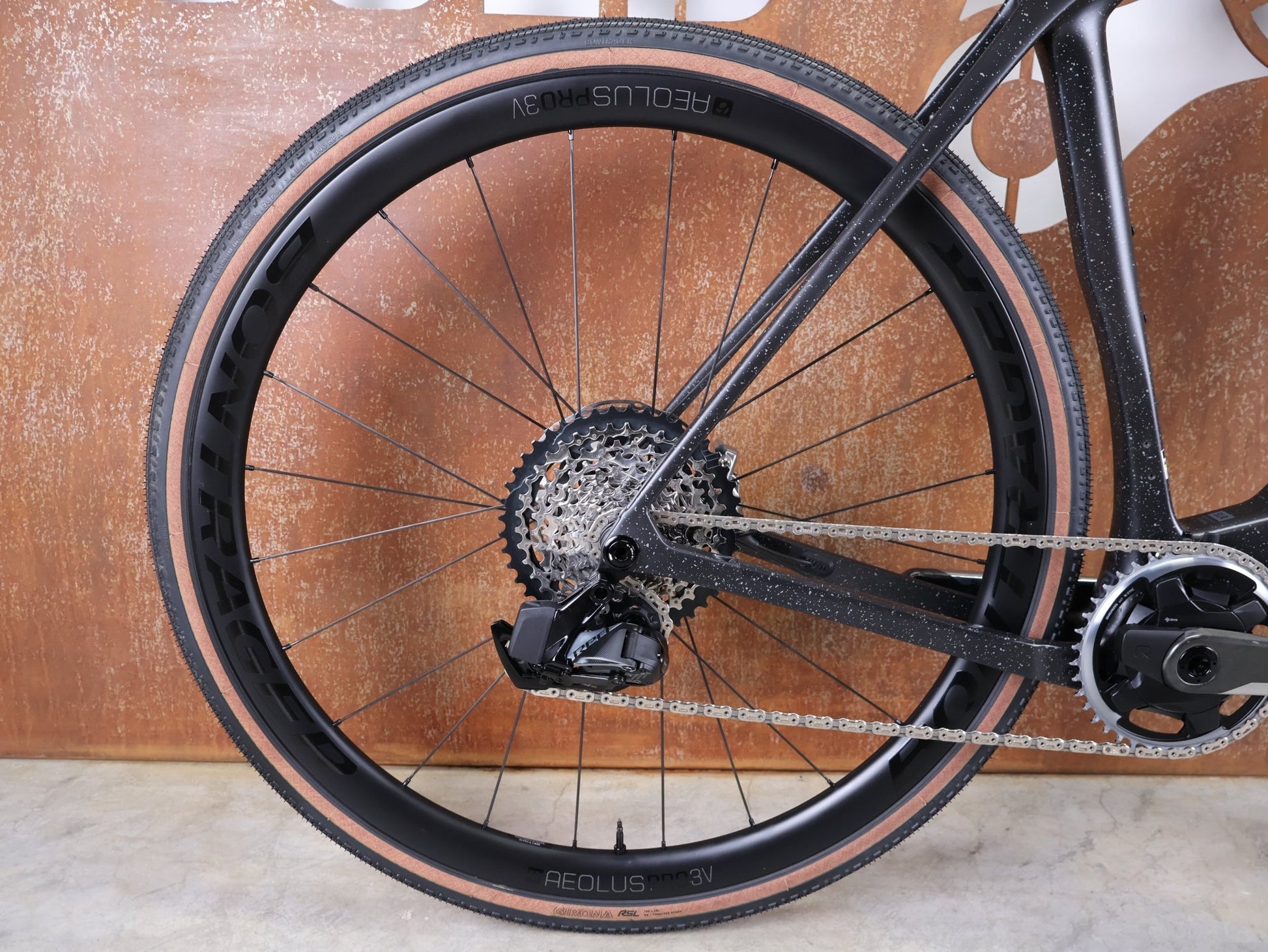 Gravel/Cyclocross von Trek, TREK CHECKMATE SLR 8 AXS / MATTE DEEP SMOKE / M/L vor USEDBIKES - OB.DE Hintergrund