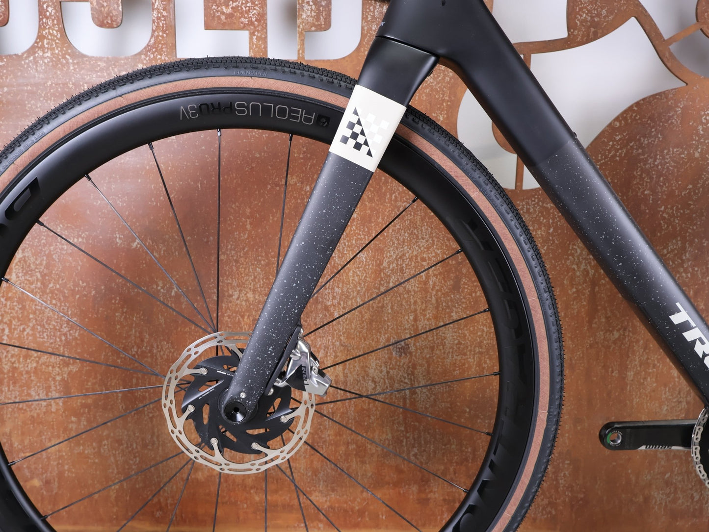 Gravel/Cyclocross von Trek, TREK CHECKMATE SLR 8 AXS / MATTE DEEP SMOKE / M/L vor USEDBIKES - OB.DE Hintergrund