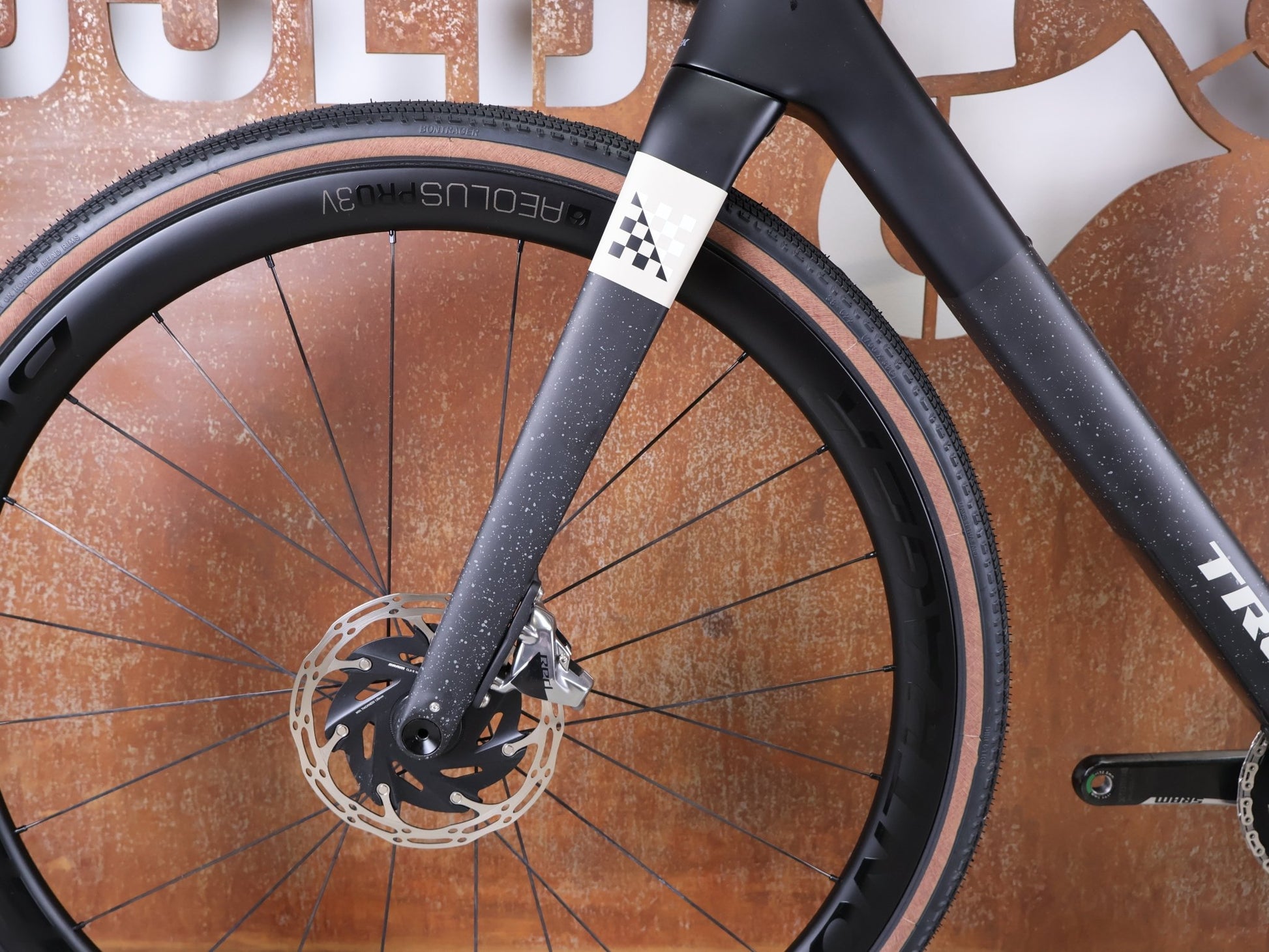 Gravel/Cyclocross von Trek, TREK CHECKMATE SLR 8 AXS / MATTE DEEP SMOKE / M/L vor USEDBIKES - OB.DE Hintergrund