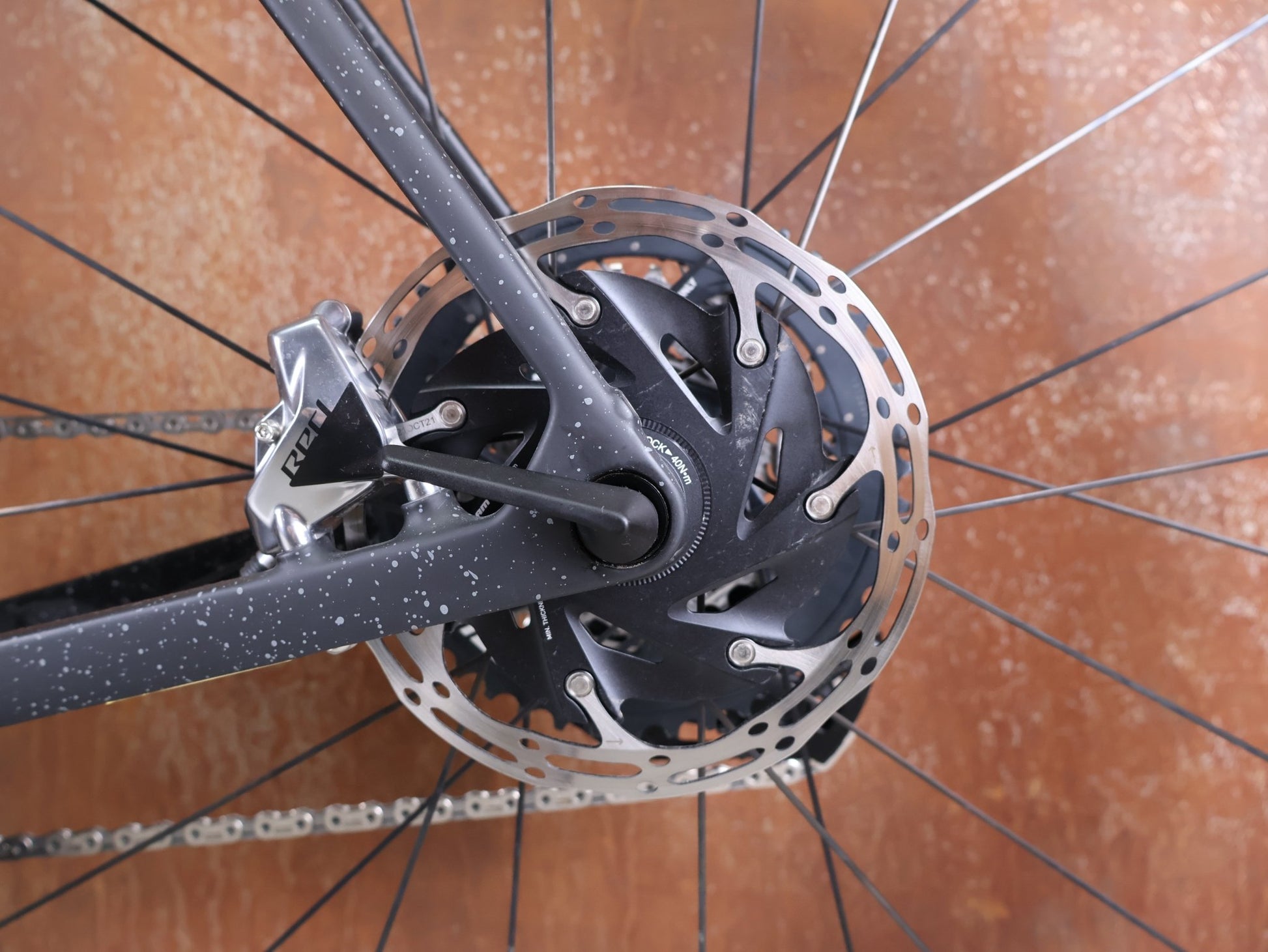 Gravel/Cyclocross von Trek, TREK CHECKMATE SLR 8 AXS / MATTE DEEP SMOKE / M/L vor USEDBIKES - OB.DE Hintergrund