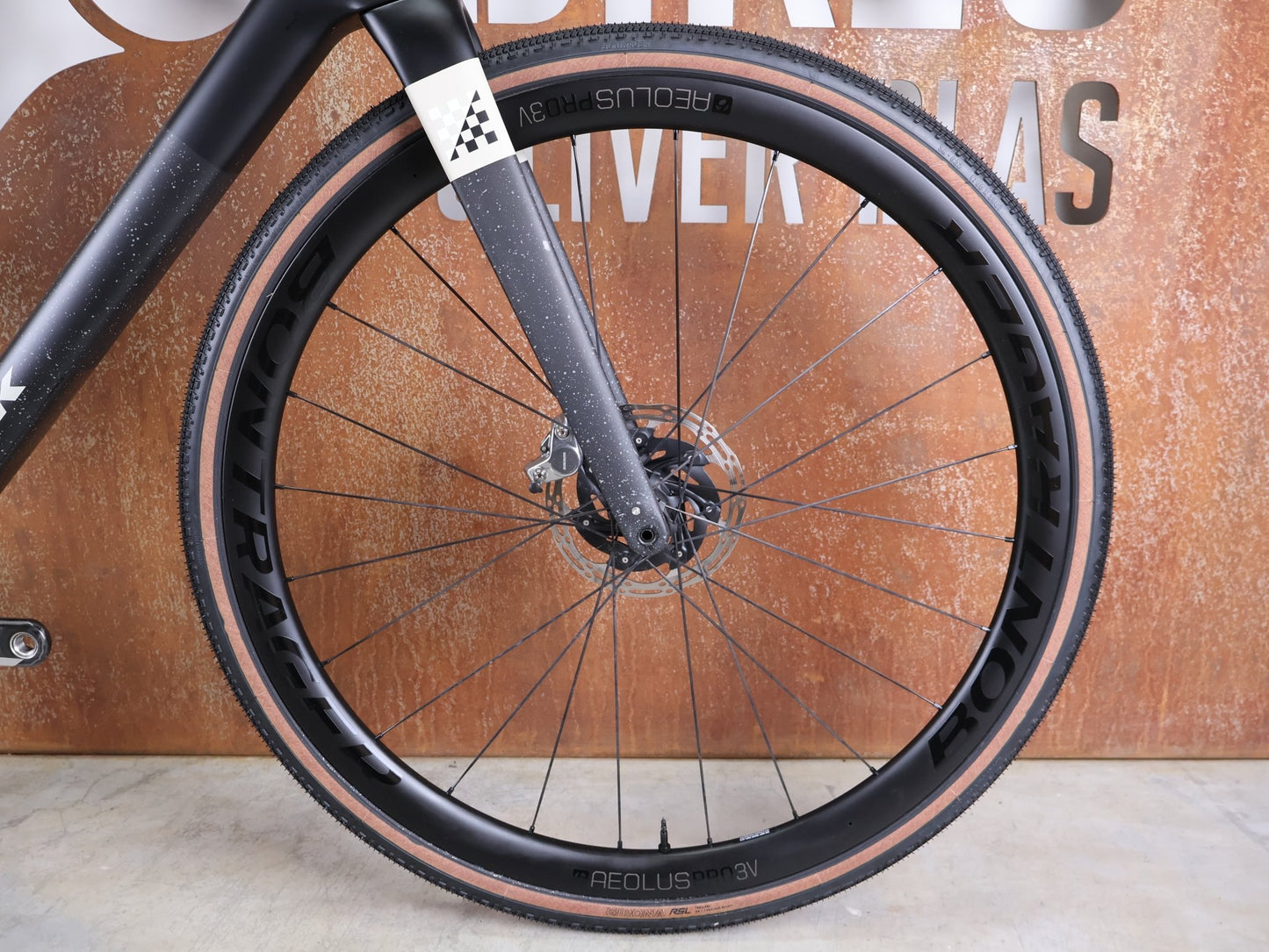 Gravel/Cyclocross von Trek, TREK CHECKMATE SLR 8 AXS / MATTE DEEP SMOKE / M/L vor USEDBIKES - OB.DE Hintergrund