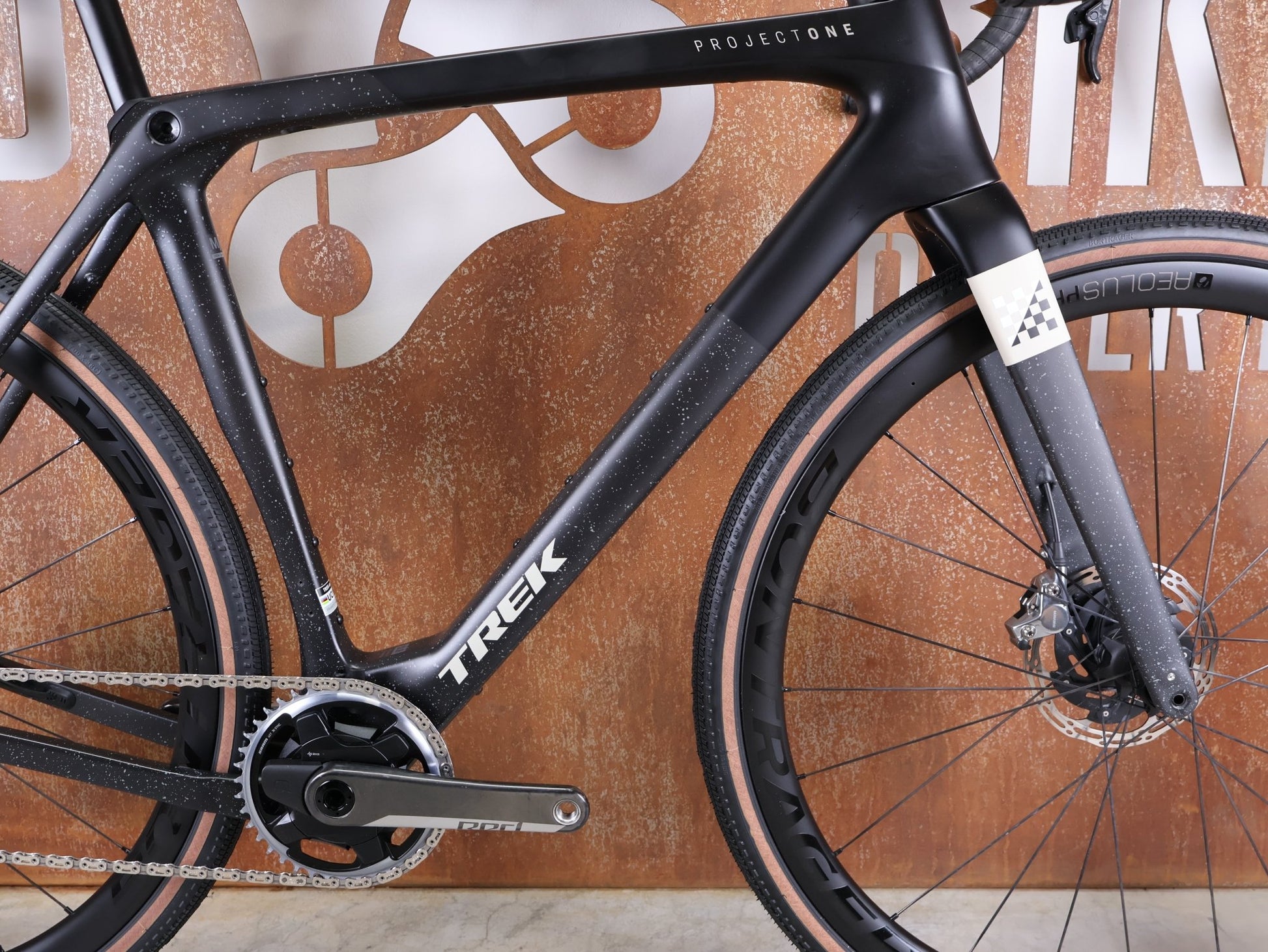 Gravel/Cyclocross von Trek, TREK CHECKMATE SLR 8 AXS / MATTE DEEP SMOKE / M/L vor USEDBIKES - OB.DE Hintergrund