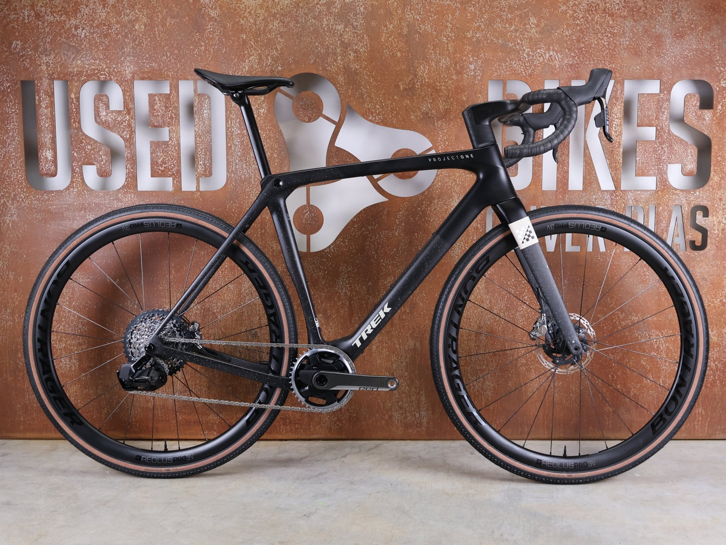 Gravel/Cyclocross von Trek, TREK CHECKMATE SLR 8 AXS / MATTE DEEP SMOKE / M/L vor USEDBIKES - OB.DE Hintergrund