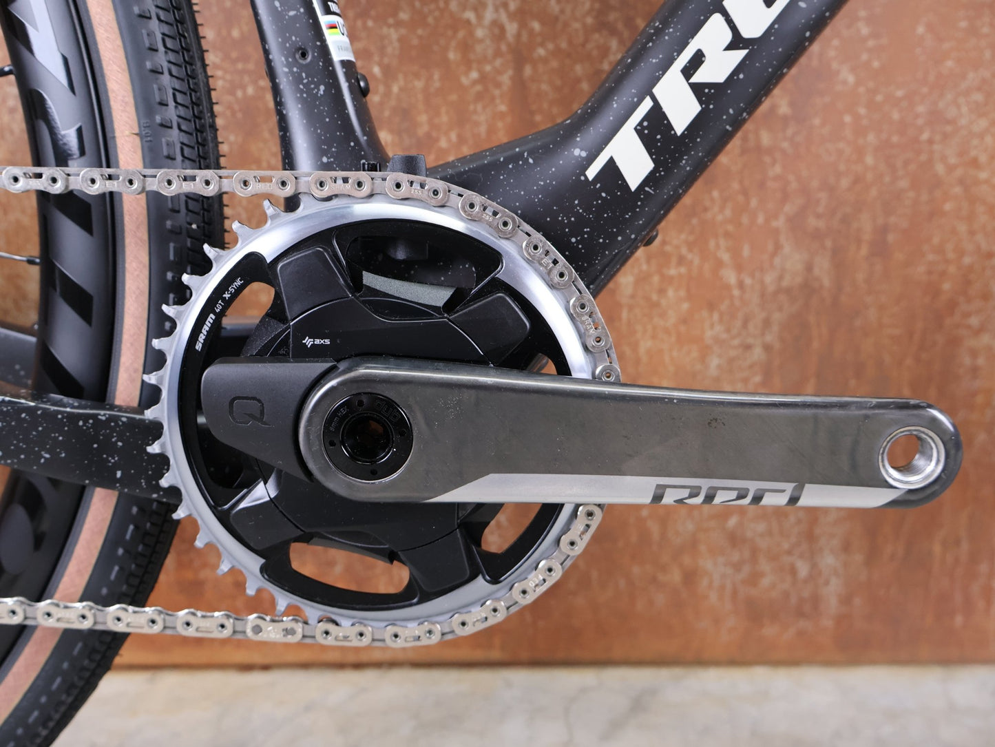 Gravel/Cyclocross von Trek, TREK CHECKMATE SLR 8 AXS / MATTE DEEP SMOKE / M/L vor USEDBIKES - OB.DE Hintergrund