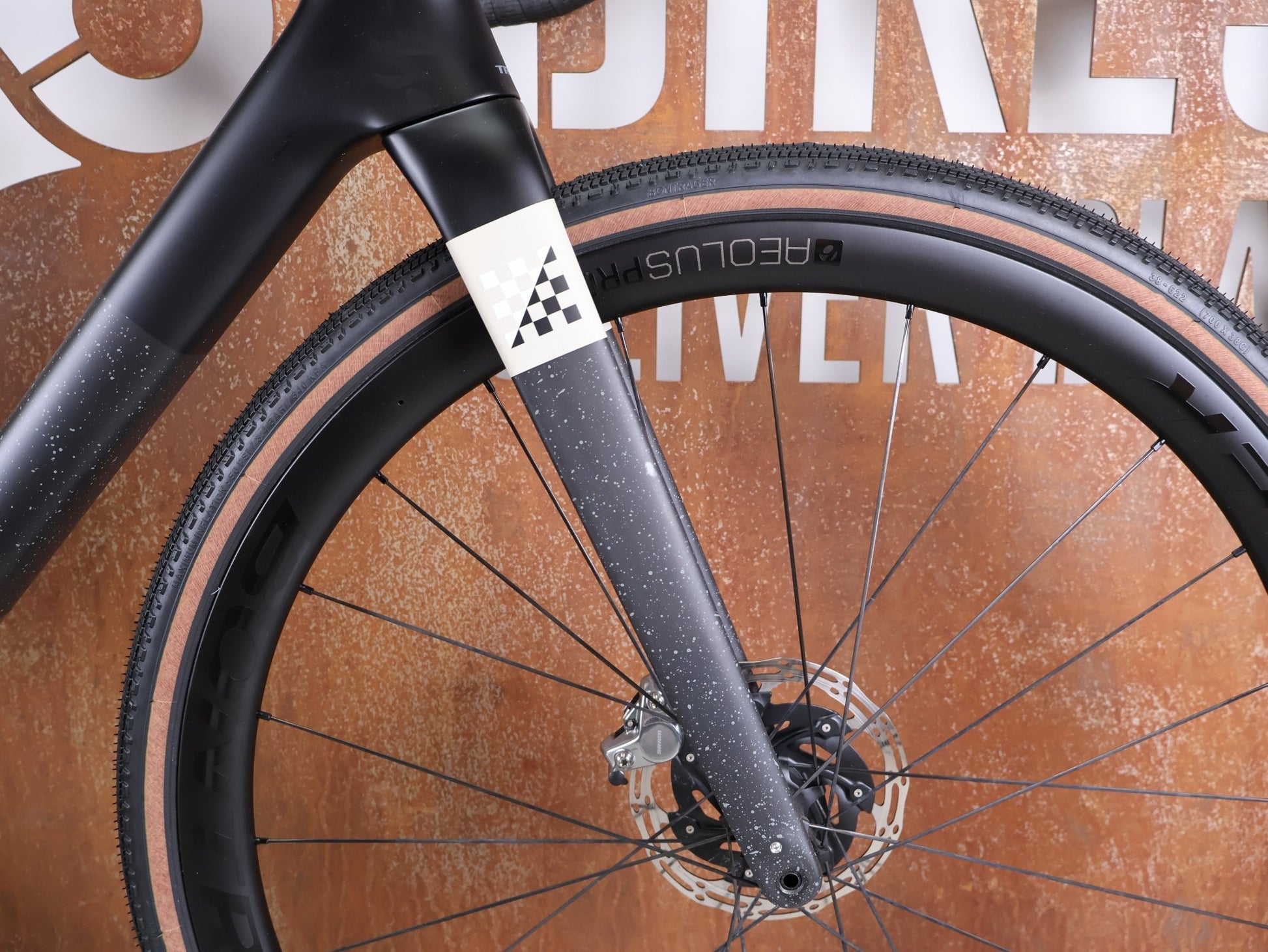 Gravel/Cyclocross von Trek, TREK CHECKMATE SLR 8 AXS / MATTE DEEP SMOKE / M/L vor USEDBIKES - OB.DE Hintergrund