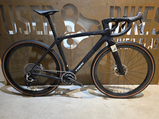 Gravel/Cyclocross von Trek, TREK CHECKMATE SLR 9 AXS E1 / MATTE DEEP SMOKE / M vor USEDBIKES - OB.DE Hintergrund