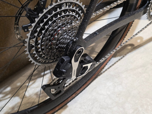 Gravel/Cyclocross von Trek, TREK CHECKMATE SLR 9 AXS E1 / MATTE DEEP SMOKE / M vor USEDBIKES - OB.DE Hintergrund