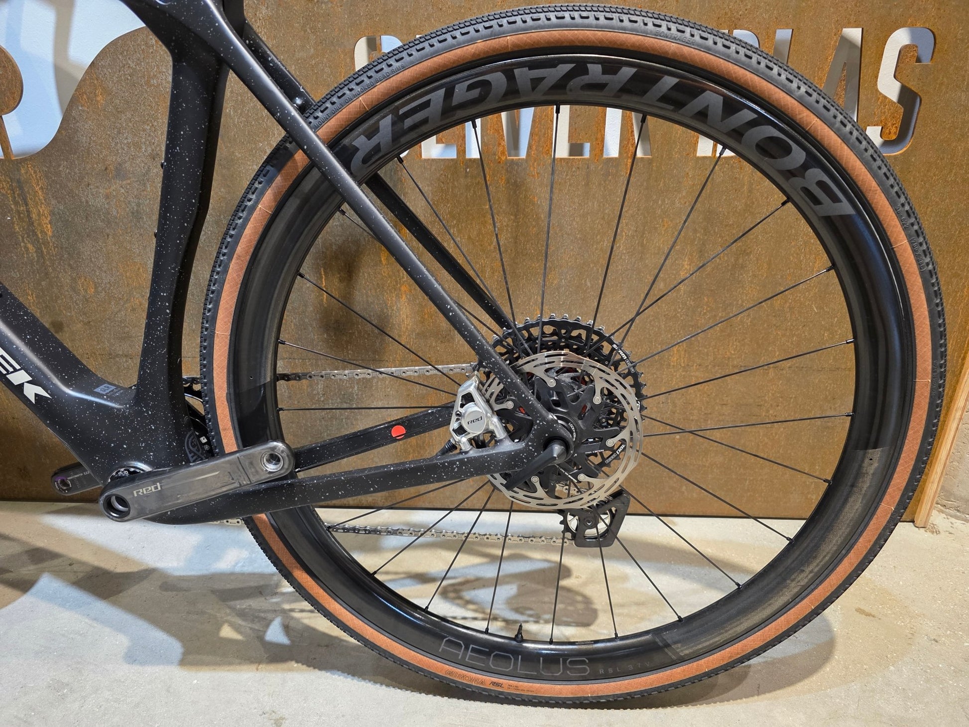 Gravel/Cyclocross von Trek, TREK CHECKMATE SLR 9 AXS E1 / MATTE DEEP SMOKE / M vor USEDBIKES - OB.DE Hintergrund