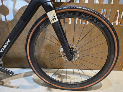 Gravel/Cyclocross von Trek, TREK CHECKMATE SLR 9 AXS E1 / MATTE DEEP SMOKE / M vor USEDBIKES - OB.DE Hintergrund