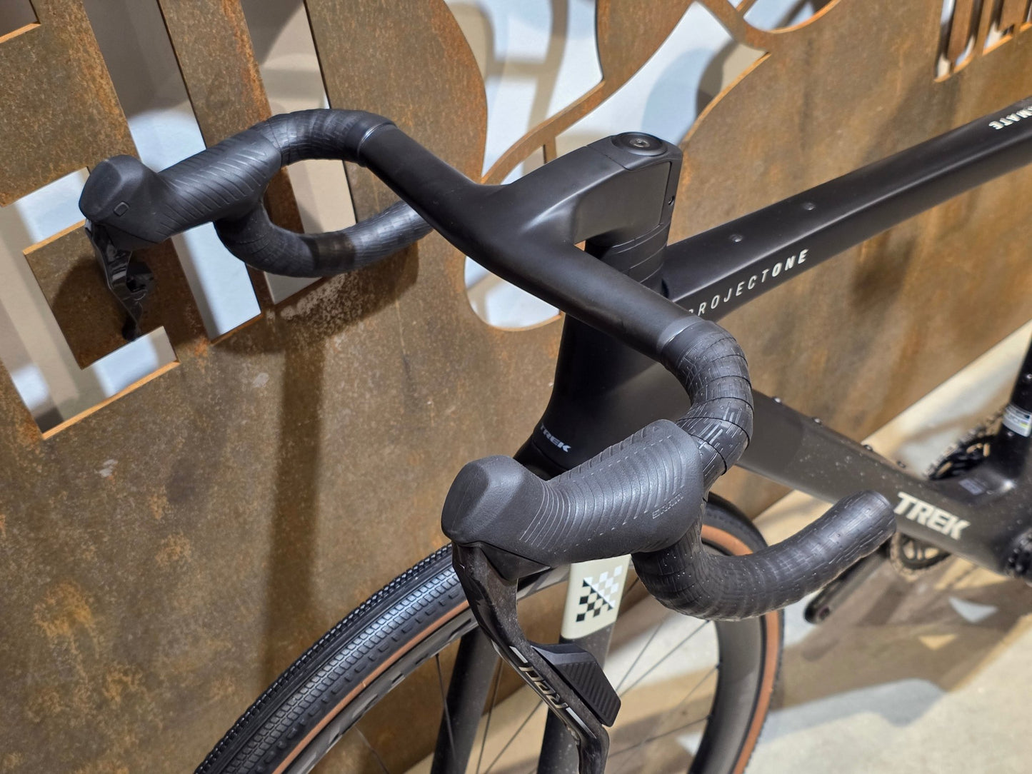 Gravel/Cyclocross von Trek, TREK CHECKMATE SLR 9 AXS E1 / MATTE DEEP SMOKE / M vor USEDBIKES - OB.DE Hintergrund