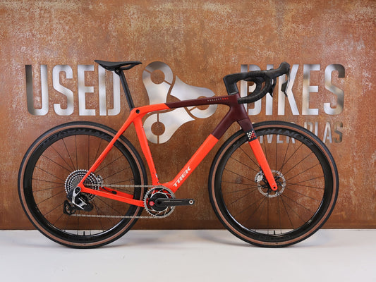 Gravel/Cyclocross von Trek, TREK CHECKMATE SLR 9 AXS RADIOACTIVE RED GRAVEL / M/L vor USEDBIKES-OB.DE Hintergrund
