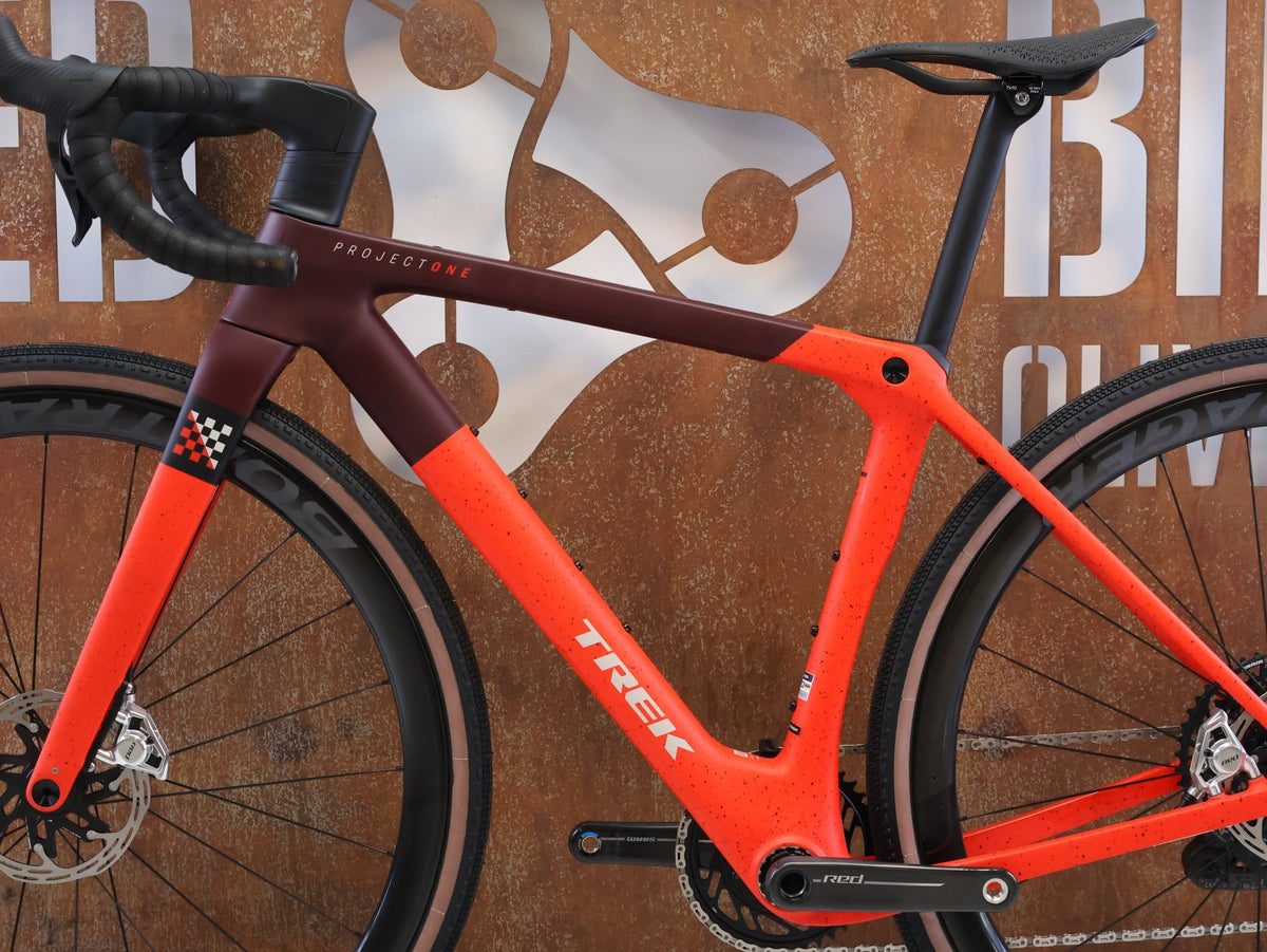 Gravel/Cyclocross von Trek, TREK CHECKMATE SLR 9 AXS / SEDONA RED / S vor USEDBIKES-OB.DE Hintergrund