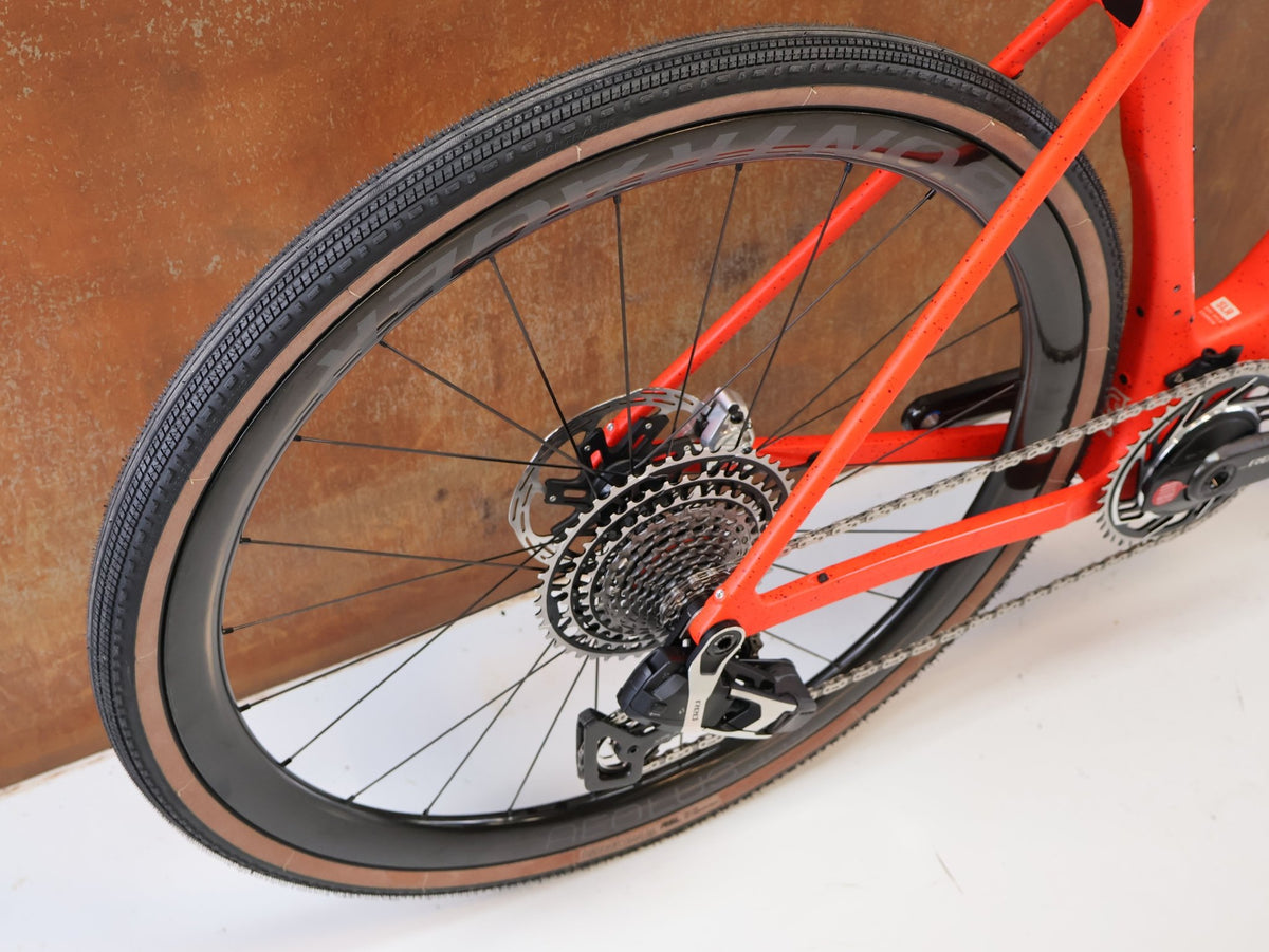 Gravel/Cyclocross von Trek, TREK CHECKMATE SLR 9 AXS / SEDONA RED / S vor USEDBIKES-OB.DE Hintergrund