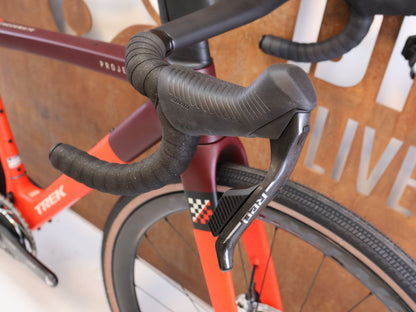 Gravel/Cyclocross von Trek, TREK CHECKMATE SLR 9 AXS / SEDONA RED / S vor USEDBIKES-OB.DE Hintergrund