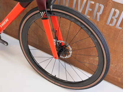 Gravel/Cyclocross von Trek, TREK CHECKMATE SLR 9 AXS / SEDONA RED / S vor USEDBIKES-OB.DE Hintergrund